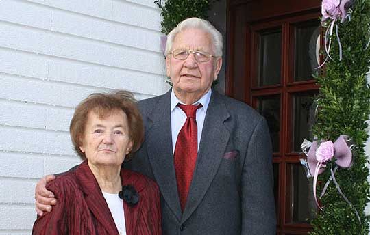 Herma und Willi Konrad sind besonders stolz auf den Kranz, der ihnen zu Ehren an ihrer Haustür angebracht wurde           Foto: Voigt