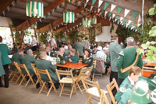 Das Schützenholz in Brockel war festlich geschmückt. Gemeinsam mit befreundeten Vereinen wurden die Jubiläen gefeiert           Foto: Voss