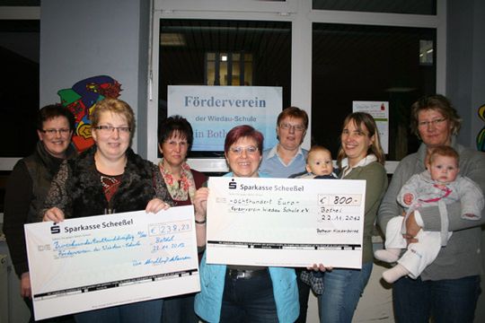 Vertreter vom Förderverein, der Kleiderbörse, der Elternschaft und der Wiedau-Schule Bothel freuten sich über die Spenden          Foto: Voigt