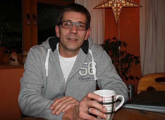 Heiko Greitschus-Kock mit einem Kaffee gemütlich zu Hause in Bothel. Weniger bequem ist sein Hobby u2013 er ist Ultralangstreckenläufer       Foto: Voigt