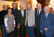 Die Kreistagsabgeordneten Reinhard Bussenius (links), Doris Brandt und Karlheinz Poredda (rechts) sowie Heiko Meyer, Dirk Meschke, Dr. Armin Ortlam und der stellvertretende Landrat Reinhard Brünjes
