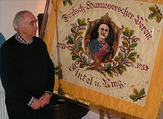 Hans-Joachim Schmidt vor der Fahne des Deutsch-Hannoverschen Vereins, zu dessen Gründungsmitgliedern 1911 Friedrich Freudenthal zählte             Foto: Ricci