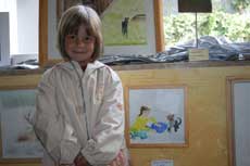 Die fünfjährige Leonie Rosebrock ist die jüngste Ausstellerin, die in Fintel mit einem eigenen Werk präsent ist                    Foto: Ricci