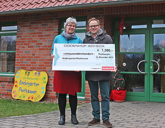 Kindergartenleiterin Gudrun Niebuhr und Dodenhof-Centermanager Sönke Nieswandt bei der Spendenübergabe