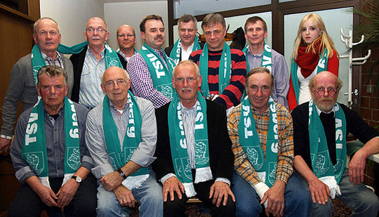 Ehrenmitglied Henning Haltermann (sitzend Mitte) mit dem Vorsitzenden Torsten Kuper (dahinter) und den geehrten Mitgliedern       Foto: Mertins
