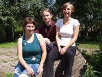 Lisa Roubanova (21), Torben Kovarik (24) und Anna Bernhardt (24) fliegen am 6. August nach Russland. Sie werden dort künstlerisch mit Jugendlichen arbeiten Foto: Mertins