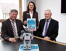 Von links: Professor Dr. Uwe Bracht (Bassen, Uni Clausthal) sowie Dr. Beate Patolla und Klaus Brandes (Stiftung der Kreissparkasse Verden) stellen den Robotics-Wettbewerb vor