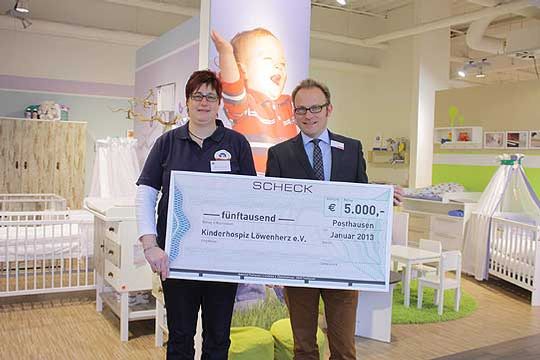 Dodenhof-Centermanager Sönke Nieswandt übergab Hospiz-Mitarbeiterin Marion Zwilling jüngst den Scheck über 5.000 Euro