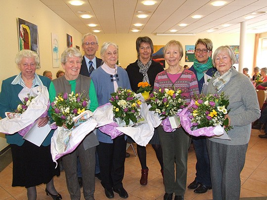 Friedrich Kuhle bedankte sich bei einigen langjährigen Mitgliedern mit Blumen und Urkunden            Foto: Olthoff