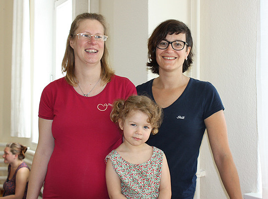 Wellcome-Koordinatorin Gesine Griephan (rechts) sucht dringend ehrenamtliche Helfer. Auch die schwangere Katrin Hanske und ihre Tochter Emma bitten um Unterstützung             Foto: Winterhalter