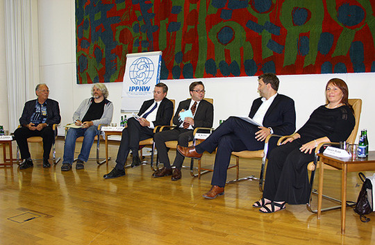    Auf dem Podium (von links): Dr. Hans-Peter Ludewig (Grüne), Jochen Stay (Ausgestrahlt), Reinhard Grindel (CDU), Moderator Matthias Richter, Lars Klingbeil (SPD) und Kerstin Rudek (Linke)  Foto: Woyke