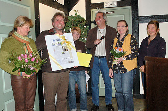 Sabine Jeske, Carola Hoppe, Roland Meyer und Sarina Pils (von rechts) danken Jürgen Hicke und Christina Mohwinkel mit einem Fotobuch und einer satirischen Zeitungsseite
