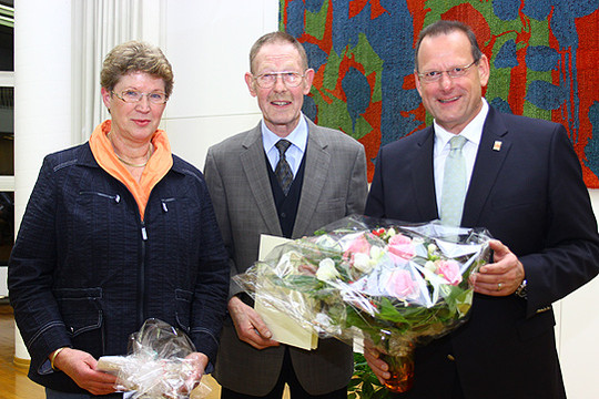 Besondere Ehrung: Bürgermeister Detlef Eichinger dankte Hans Worthmann für seinen 40-jährigen Einsatz als Ortsvorsteher und Erika Worthmann für die Unterstützung ihres Mannes       Foto: Woyke