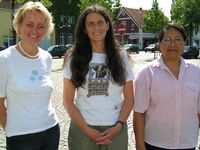 Rundschau-Mitarbeiterin Oda Nieter überreichte die Einkaufsgutscheine an Anne Oja (Mitte) und Angela Faust (rechts) aus Rotenburg  Foto: Freudling