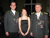 Gut gelaunt (von rechts): Kommandeut Hans-Hinrich Bruns, Jungschützenkönigin Nadine Stegen und König Jens Kohlmeyer  Foto: Rehak