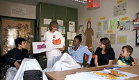 Monika Lehmann beim Unterricht in ihrem kleinen Klassenzimmer in der Klinik für Kinder und Jugendliche des Rotenburger Diakoniekrankenhauses   Foto: Bonath