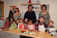 Spaß beim Obst und Gemüse schnippeln: Kinder und Erzieherinnen in der Kita Hemphöfen mit Kneipp-Vorsitzendem Friedrich Kuhle. Er freut sich, dass die Kneipp-Lehre gut angenommen wird     Foto: Woyke