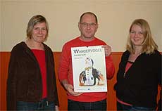 Barbara May, Manfred Kröger und Wibke Sprung präsentieren den Wandervogel-Kalender       Foto: Fricke