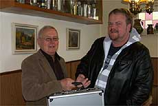 Klaus Krogmann (links) und Uwe Friedrich bei der Übergabe der Vereinsakten