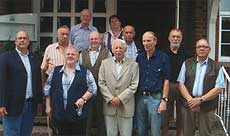 Gewerkschaftssekretär Frank Maur (ganz links) und Rolf Dittmer mit den geehrten Eisenbahnern