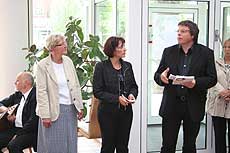   Larissa Mende (Mitte) übersetze das Grußwort von Superintendent Hans-Peter Daub zur Ausstellungseröffnung ins Russische    Foto: Fricke