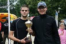 Pokalgewinner Dennis Schmidt (links) und Facharzt Dr. Rainer Schwarzkopf, der sich als einziger seiner Zunft nicht überholen ließ           Foto: Ricci