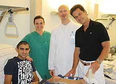 Ali Salem mit seinen behandelnden Ärzten (von links) Dr. Dorothea Hebebrand, Dr. Nils-Kristian Dohse und Professor Dr. Detlev Hebebrand
