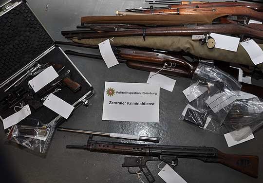 Ein großes Arsenal an Waffen beschlagnahmte die Polizei in Waffensen