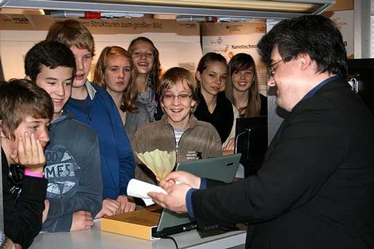 Dr. Marco Kollecker führt Schülern der 9E der Eichenschule den Lotuseffekt vor         Foto: Ricci