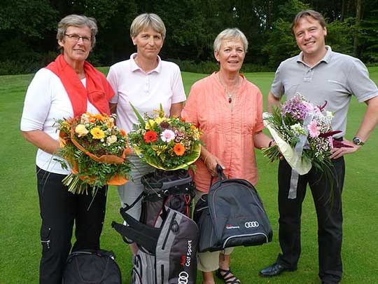 Die Golfcup-Teilnehmerinnen Ulrike Grewe, Annette Wischhusen und Katharina Gosslar (von links) erhielten vom Holst-Geschäftsführer Torsten Meyer Sachpreise überreicht