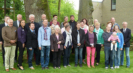Die Ehrenamtlichen zusammen mit Vertretern des Landkreises nach der Zeremonie in Selsingen