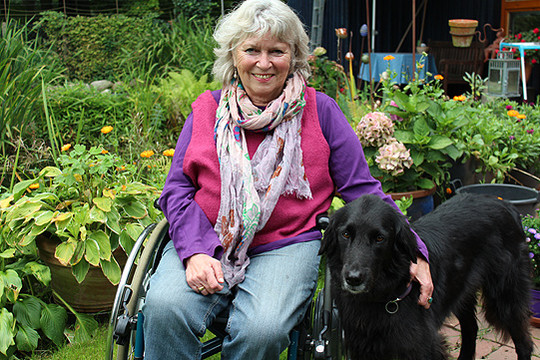 Ingrid Grosse-Wolter, hier mit ihrem Hund Luna im Garten ihres Hauses, will eine Selbsthilfegruppe für Menschen mit Post-Polio-Syndrom gründen      Foto: Fricke