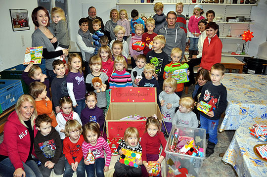 Die Jungen und Mädchen des Kindergartens Unterm Regenbogen übergaben Geschenke für die Kinder der Tafel-Kunden, die sie gesammelt hatten