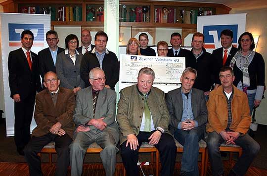 Die Vertreter unterschiedlicher Vereine und Institutionen nahmen Spendenschecks beim Jubiläumskaffe der Zevener Volksbank entgegen Foto: Fricke
