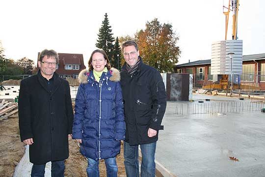 Architekt Hans-Hinrich Klindworth, Bauherrin Anja Kläber und ihr Mann Christoph vor der frisch gegossenen Sohlplatte des neuen MVZ  Foto: Fricke