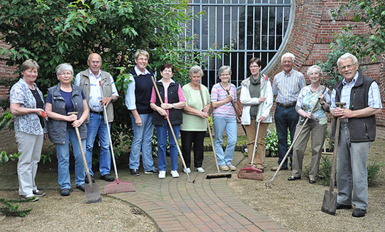   Mit großem Engagement kümmern sich die Mitglieder des Arbeitskreises um den Horstedter Bibelgarten           Foto: Haselmeyer