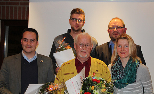   Die Geehrten Daniel Krause (von links), Marco Köster, Gerhard Schreiber, Jörn Leiding (Vorsitzender des TV) und Katrin Holsten