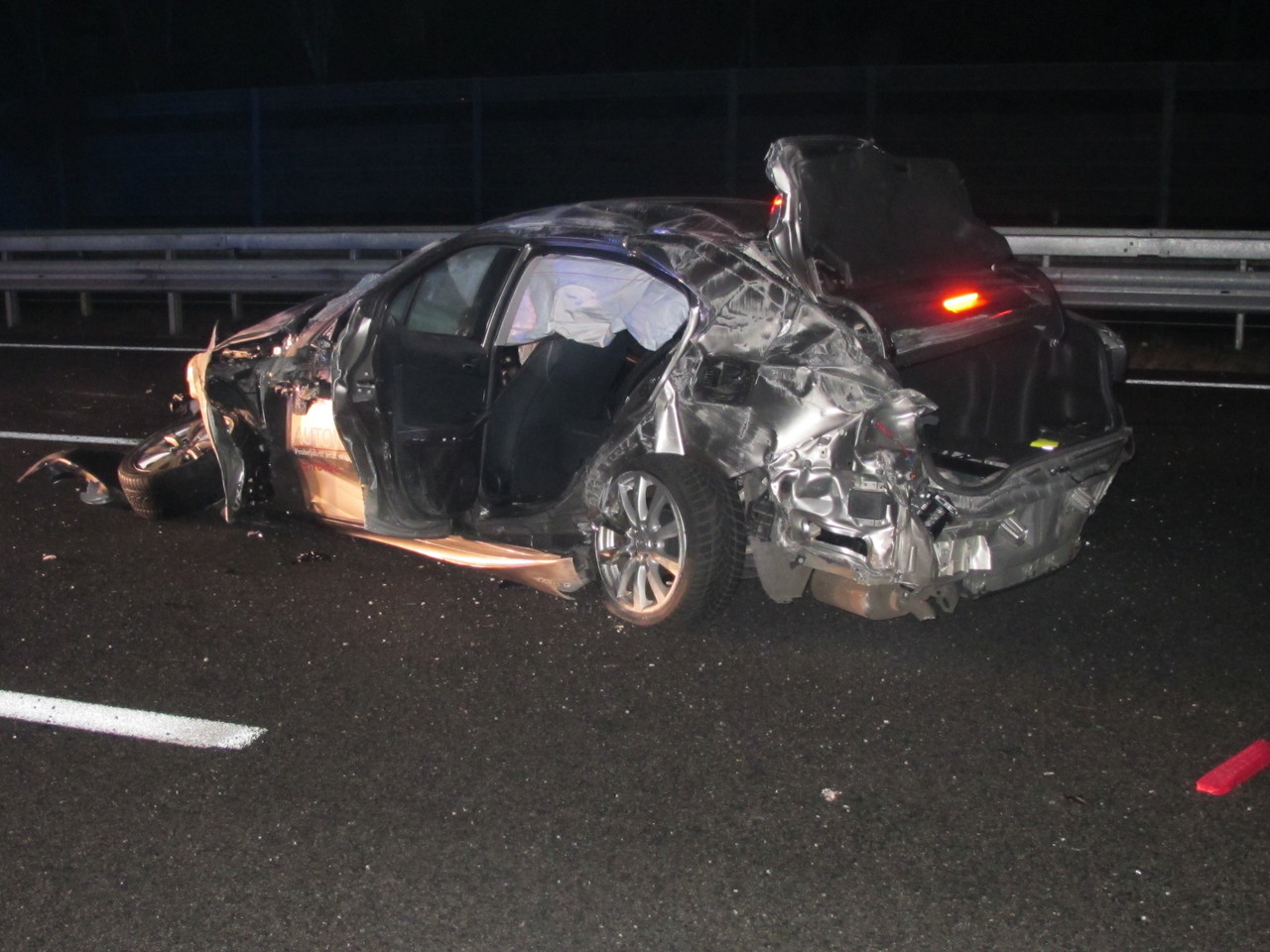Ein Fahrzeugführer kollidierte mit dem auf der A1 stehenden Golf. An seinem Lexus entstand Totalschaden.