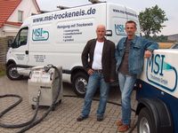 Thorsten Stauch (links) und Thorsten Mahlmann bieten ein völlig neues Reinigungsverfahren mit Trockeneis an  Foto: Zachrau