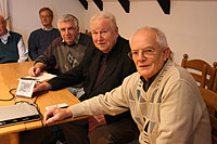 Heinz Kipp, Dr. Gernot Breitschuh, Franz Bargenda (von rechts) und Klaus Osmers (nicht im Bild) vertonten einen Film über Sottrum neu und zeigen ihn Freitag im Heimathaus       Foto: Zachrau