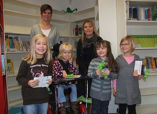 Hanna Willenbrock, Meret Löscher, Tara Kujas und Mina-Marie Mohrwinkel freuten sich über ihre Preise, die ihnen Tamara Schubert und Bianca Link vom Vorstand des Schulfördervereins überreichten