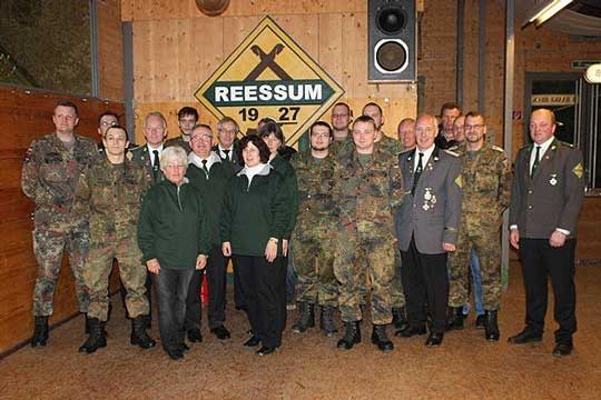 Mit Gästen vom Fernmeldebataillon der Rotenburger Lentkaserne eröffneten die Reeßumer Schützen ihre Saison 