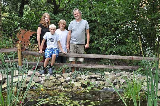 Nico und Daniel freuen sich gemeinsam mit Bufdi Elisabeth Reimers und Stefan Stawicki-Seifert über die ersten Seerosen, die auf dem neuen Teich blühen                            Foto: Haselmeyer