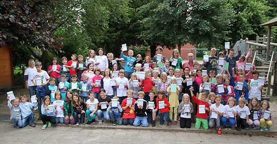 60 Kinder der Grundschule Jeddingen bekamen jetzt die Auszeichnungen der Sportabzeichenprüfung verliehen     Foto: Hartmann