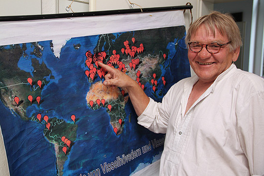 Turmwächter Willi Reichert mit der Karte, in die er alle 1.793 unterschiedlichen Geburtsorte der Visselhöveder Einwohner eingetragen hat          Foto: Hartmann