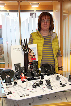 Martina Hübner hält eine große Auswahl an Schmuck und Uhren für ihre Kunden im Juweliergeschäft Desens bereit    Foto: Hartmann