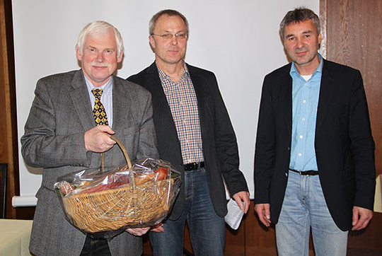 Jörn Flammann und Heiko Twiefel (von rechts) verabschiedeten Gerhard Eimer aus dem Vorstand   Foto: Hartmann