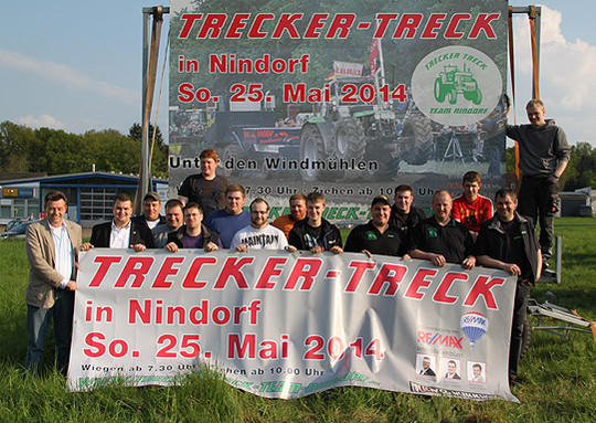    Das Trecker-Treck-Team Nindorf lädt ein zum siebten Traktor-Pulling. Diesmal allerdings nicht in Visselhövede, sondern in der Gemarkung Nindorf. Sponsoren spendierten dafür neue Werbebanner    Foto: Hartmann