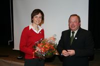 LAG-Vorsitzender Dieter Leinecker bedankt sich mit einem Blumenstrauß bei Regionalmanagerin Stefanie Eckholt  Foto: Hartmann