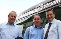 Heinrich-Wilhelm Hitz, Eckhard Langanke und Reinhard Grindel (von links) vor dem Visselhöveder Bürgerbus